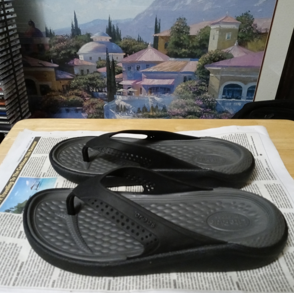 🩴🩴🚂 CROCS SLIPPERS GRAY & BLACK 🌉⛵A FABULOUS GIFT GIVING ITEM.🛍🪭